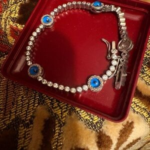 Elegant Silver and Blue evil eyes Bracelet with fiants . Good protection